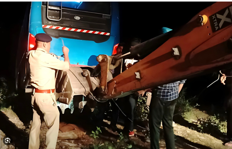 Photo of पाकिस्तानी यात्रियों की बस हुई हादसे का शिकार हेमकुंड साहिब में