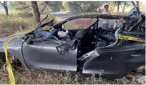 Photo of भिवानी में सड़क पर खड़े ट्रक से भयंकर टक्कर हुयी गाड़ी की