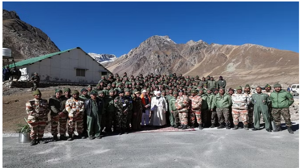 Photo of उत्तराखंड दौर :पीएम मोदी ने आज भारतीय सेना के जवानों से की मुलाकात