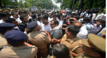 Photo of लखनऊ :लेखपाल और वकीलों में मारपीट में पुलिस फोर्स तैनात हुयी भारी संख्या में