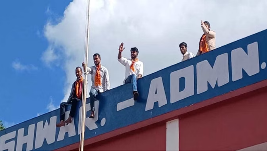 Photo of आंदोलन के बीच छात्र चढ़े कॉलेज की छत पर पेट्रोल लेकर और आत्मदाह की चेतावनी दी