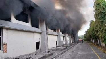 Photo of रुड़की फैक्टरी में लगी भीषण आग,आग बुझाने में दमकल की 13 गाड़ियां जुटी