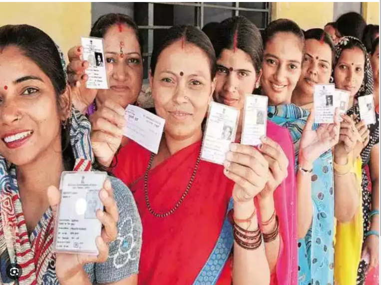 Photo of महिला मतदाता पुरुषों से आगे, जानिए क्यों पार्टियां खेल रहीं महिला कार्ड