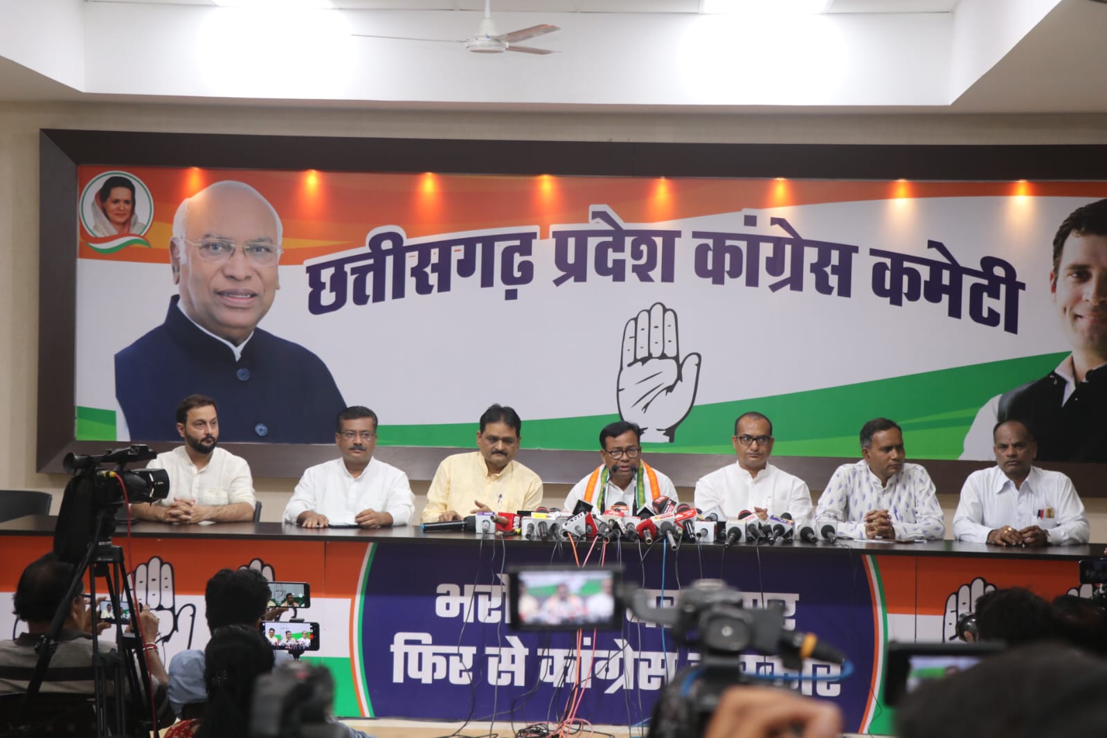 Photo of भाजपा पिछड़ों को हक नही देने के लिए जातीय जनगणना से रही भाग – दास &nbsp;