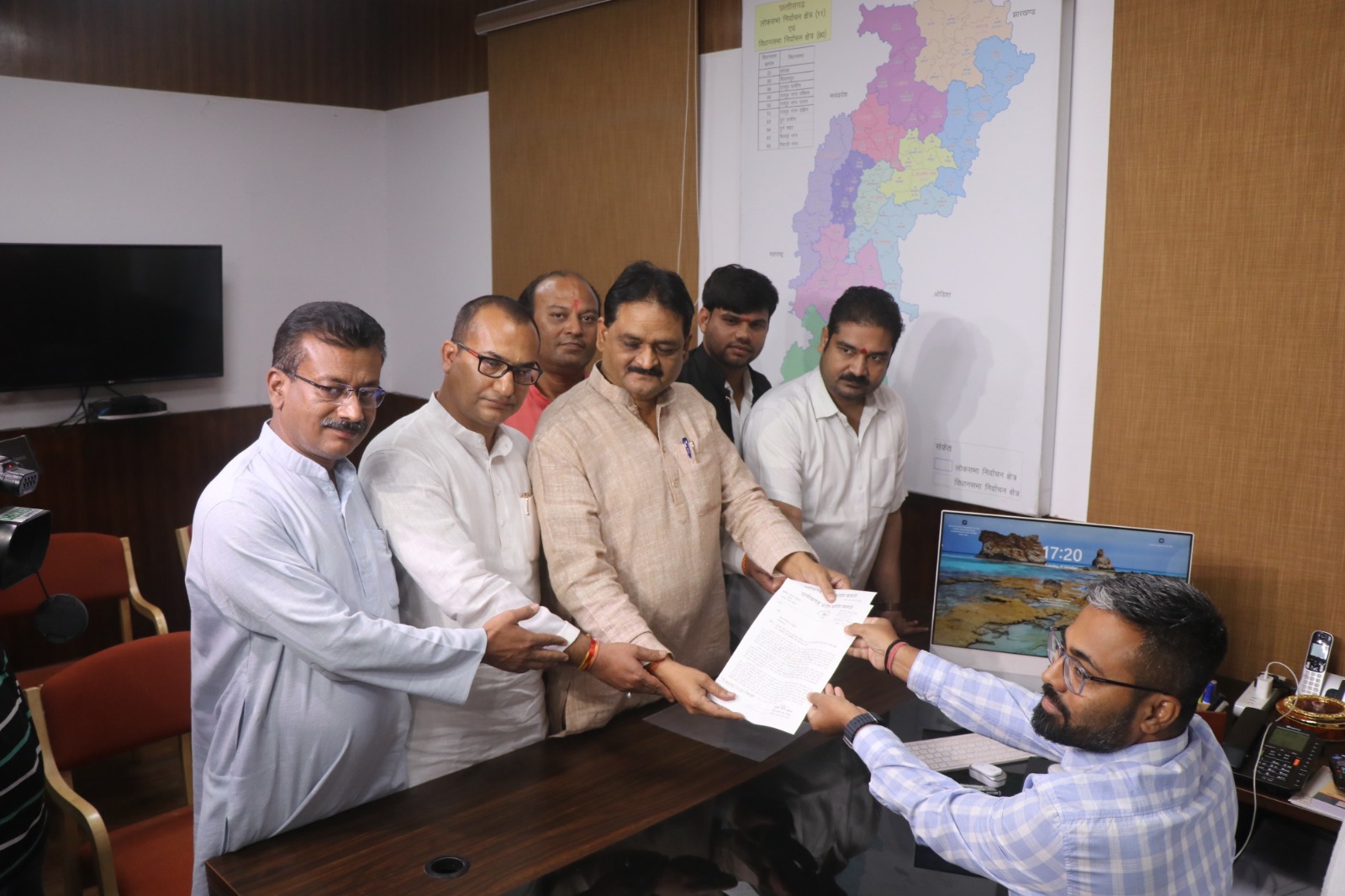 Photo of शाह के खिलाफ कांग्रेस ने हेट स्पीच को लेकर चुनाव आयोग में की शिकायत