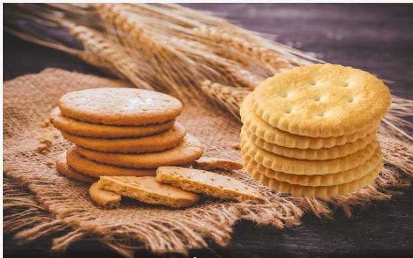 Photo of क्या आप जानते हैं नमकीन बिस्किट में क्यों बने होते हैं छेद? आइये जानते हैं