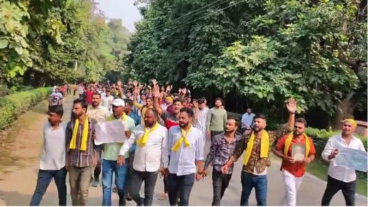 Photo of आईआईटी बीएचयू का मामला गरमाया: क्लास बंद करके सड़कों पर उतरे छात्र