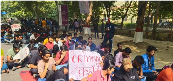 Photo of आईआईटी बीएचयू: पोस्टर बैनर के साथ आज फिर सड़कों पर उतरे बीएचयू के छात्र