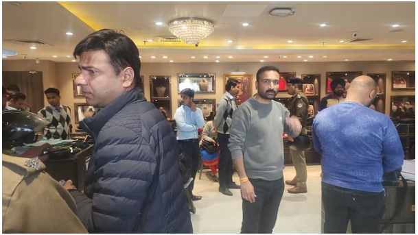 Photo of देहरादून: रिलायंस ज्वैलर्स के यहां दिनदहाड़े फिल्मी स्टाइल में डकैती, पढिये पूरा मामला