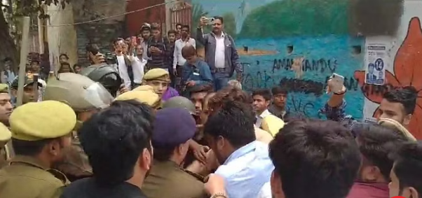 Photo of कानपुर:  डीएवी कॉलेज के सामने एबीवीपी और छात्रों का प्रदर्शन, एसीपी को जमीन पर गिराया, पढिये पूरा मामला