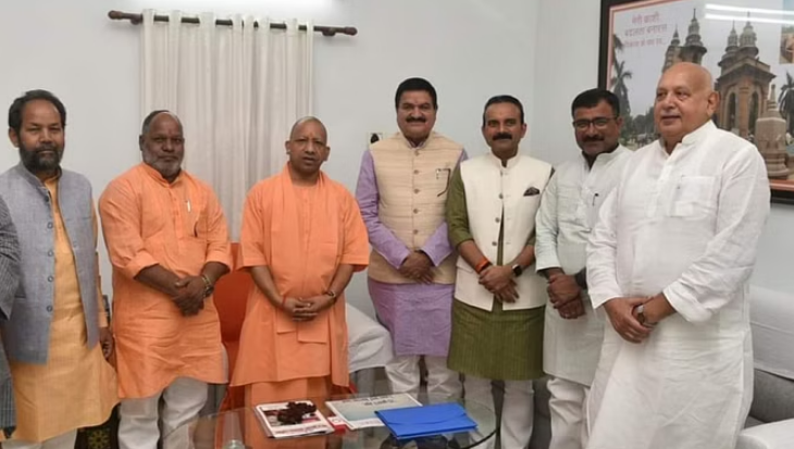 Photo of CM योगी का आज काशी में दूसरा दिन : सर्किट हाउस में नेताओं से की विकास पर चर्चा