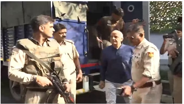 Photo of दिल्ली : बीमार पत्नी से मिलने पहुंचे मनीष सिसोदिया, जाने पूरा मामला