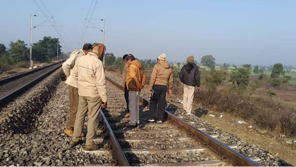 Photo of कानपुर: रेलवे पटरी पर हुई दो भाइयों की मौत,जानिए कैसे