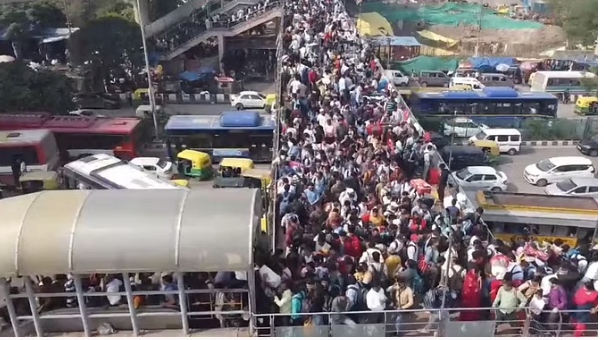 Photo of दिवाली पर घर जाने के लिए उमड़ा लोगों का सैलाब