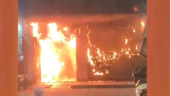 Photo of इलेक्ट्रॉनिक्स व फर्नीचर की दुकान में लगी आग, लाखों का हुआ नुकसान; पढिये पूरी ख़बर