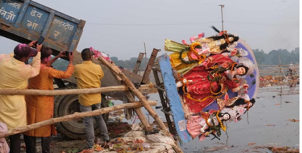 Photo of गोरखपुर में विसर्जन का विधान भूले लोग, जानिए क्या है पूरा मामला