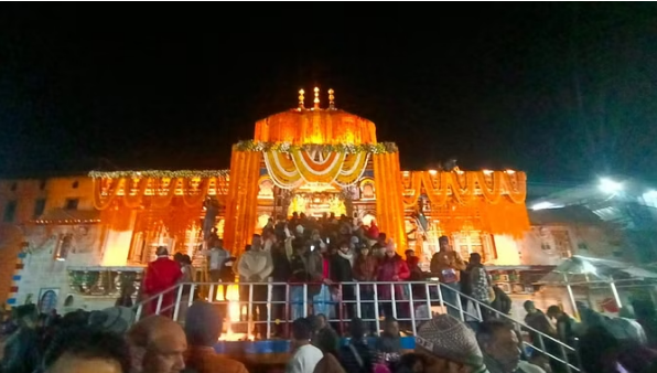 Photo of बदरीनाथ धाम: शीतकाल के लिए आज बंद हो जाएंगे बदरीनाथ धाम के कपाट, पढ़िये पूरी ख़बर