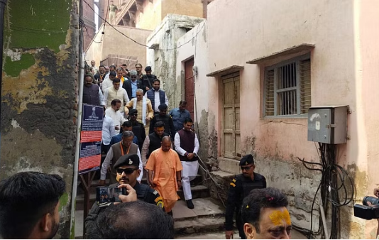 Photo of CM योगी का मथुरा दौरा: सीएम पहुंचे बांके बिहारी मंदिर, पढ़े पूरी ख़बर