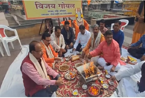 Photo of उत्तरकाशी टनल : दिल्ली में भाजपा नेता विजय गोयल ने मजदूरों की सलामती के लिए किया हवन