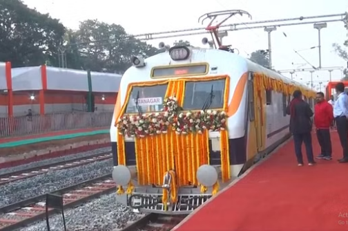 Photo of राष्ट्रपति द्रौपदी मुर्मू ने तीन नई ट्रेनों को हरी झंडी दिखाकर किया रवाना