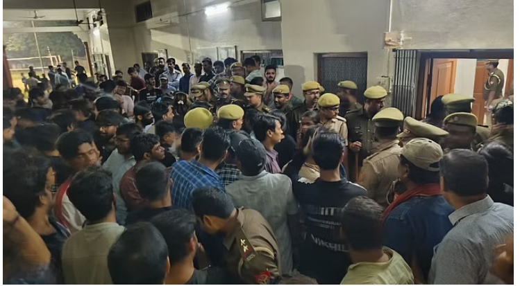 Photo of आईआईटी बीएचयू के मामले में 11 घंटे तक छात्रों का प्रदर्शन