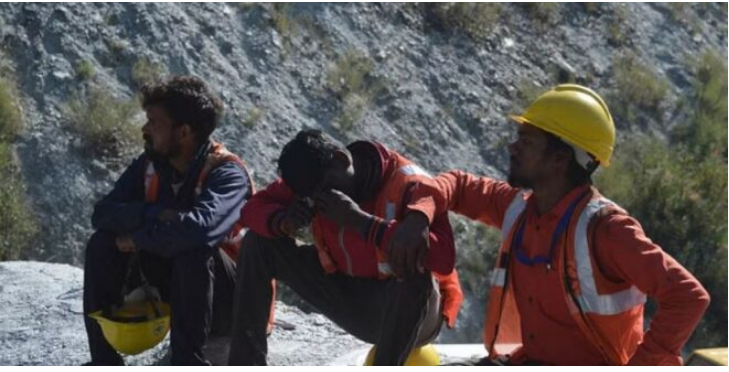 Photo of सिलक्यारा सुरंग: मुझे अपने घर जाना है..बच्चे बिलख रहे उन्हें गले लगाना है…