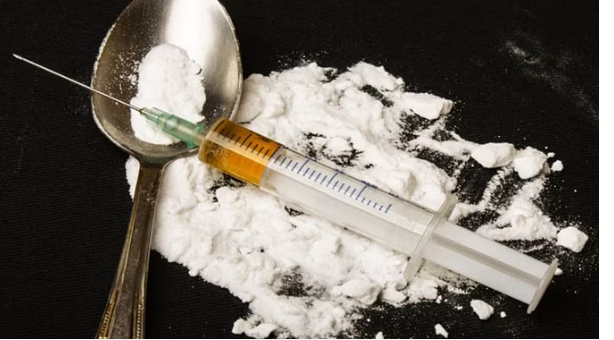 Photo of महिलाएं उपलों के नीचे व झाड़ियों में छुपाकर रखती हैं नशे की पुड़िया