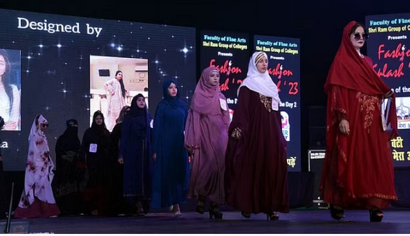 Photo of मुजफ्फरनगर में छात्राओं ने बुर्के में किया कैटवॉक…