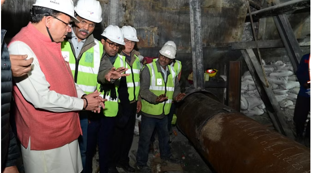 Photo of उत्तरकाशी टनल: सीएम धामी ने सुरंग में पहुंचकर लिया बचाव अभियान का जायजा