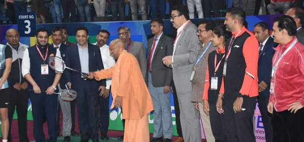 Photo of लखनऊ: सीएम योगी पहुंचे बैडमिंटन कोर्ट में…