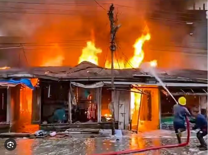 Photo of दिवाली की रात टेंट हाउस और बनारसी साड़ी के गोदाम समेत चार जगह लगी भीषण आग….
