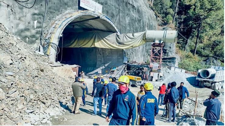 Photo of सुरंग में फंसे मजदूरों की जिंदगी बचाने की जंग जारी…
