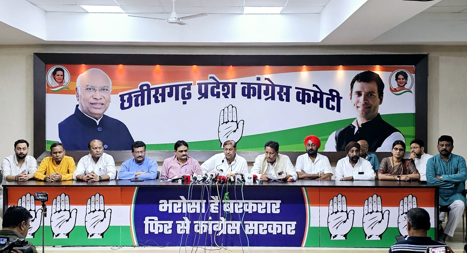 Photo of भाजपा महतारी वंदन योजना के फार्म भरवाकर महिलाओं को कर रही हैं भ्रमित – कांग्रेस