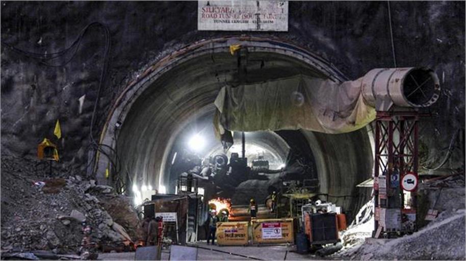 Photo of उत्तराखंड सुरंग हादसा: श्रमिकों को छह इंच के पाइप से ताजे फल, दवाइयां पहुंचाई गईं