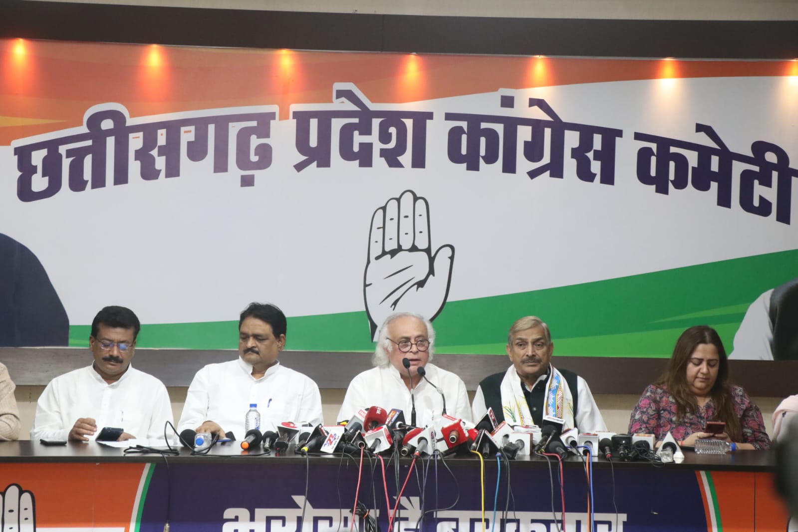 Photo of चुनावी माहौल से हताश भाजपा धुव्रीकरण की अंतिम कोशिश में – कांग्रेस