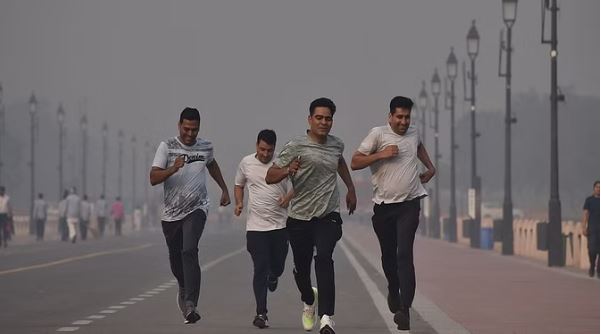 Photo of जहरीली हवा से मुश्किल में दिल्लीवासियों की सांसें, जानें AQI