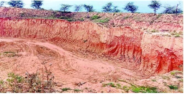 Photo of मथुरा: खनन माफिया ने चलते ट्रैक्टर से तहसीलदार के सुरक्षा कर्मी को फेंक दिया