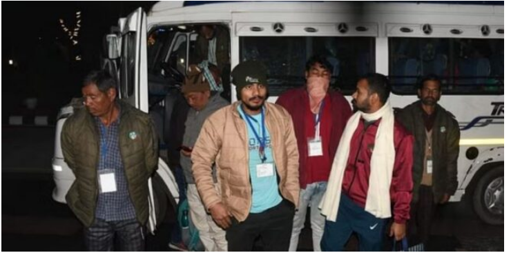 Photo of यूपी: उत्तराखंड की सुरंग में फंसे हुए यूपी के 15 मजदूर पहुंचे लखनऊ