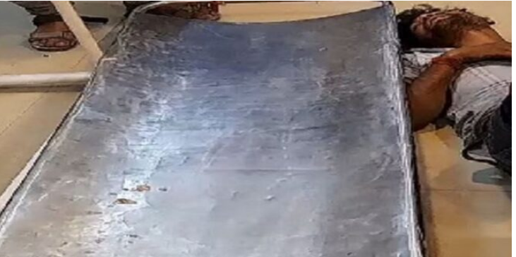 Photo of अलीगढ़: इमरजेंसी में टूटे स्ट्रेचर से गिरा मरीज, मदद के लिए स्टाफ तक नहीं