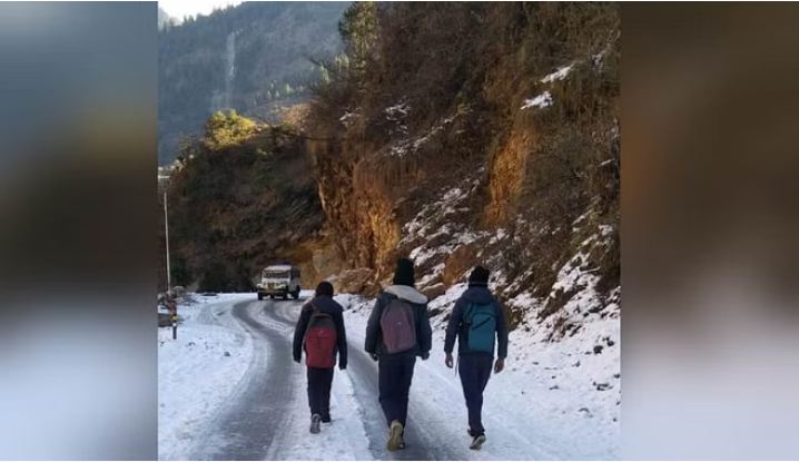 Photo of यमुनोत्री हाईवे पर पाला जमने से जोखिमभरी हुई वाहनों की आवाजाही