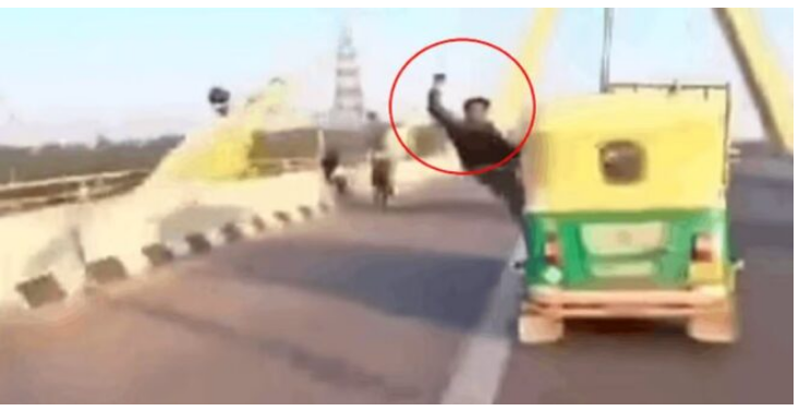 Photo of दिल्ली: सिग्नेचर ब्रिज हादसे पर दिल्ली पुलिस का एक्शन, ऑटो सीज