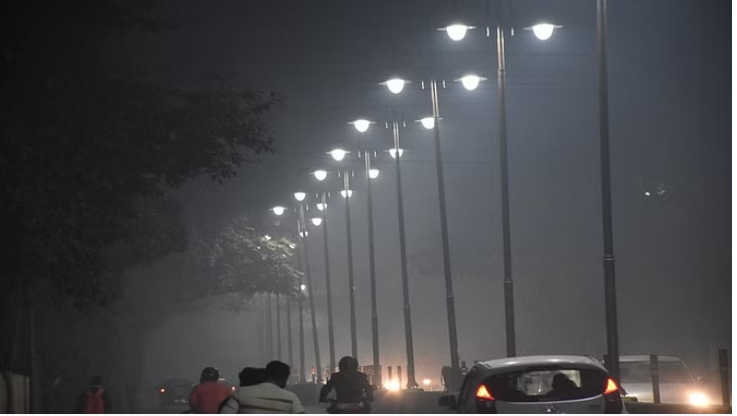 Photo of यूपी: हवा-बादल ने बढ़ाई गलन, रात चढ़ते ही छाया कोहरा