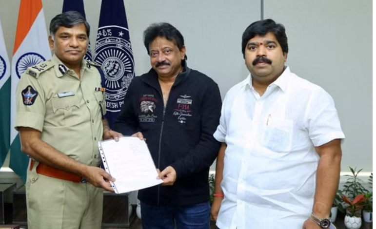 Photo of राम गोपाल वर्मा के सिर पर रखा गया एक करोड़ का इनाम…