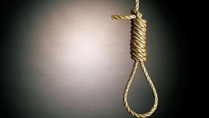 Photo of फांसी के फंदे पर झूले एक ही परिवार के तीन लोग, पढ़िये पूरी ख़बर