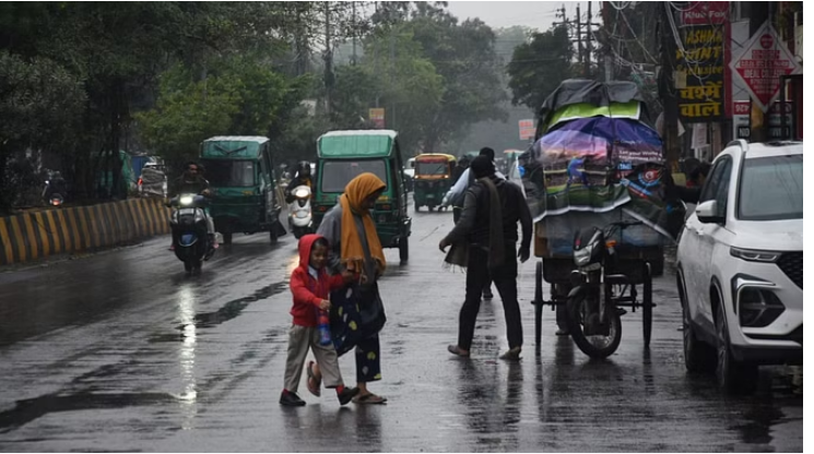 Photo of झमाझम बरसात से भीगा लखनऊ…