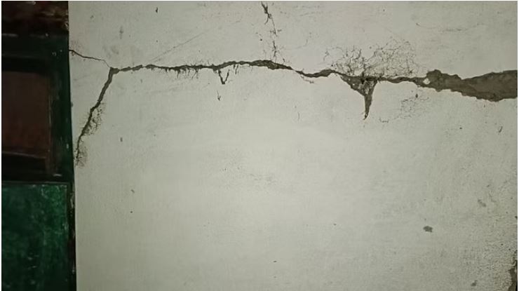 Photo of अधूरी सुरंगों से चार गांवों में धंस रही जमीन