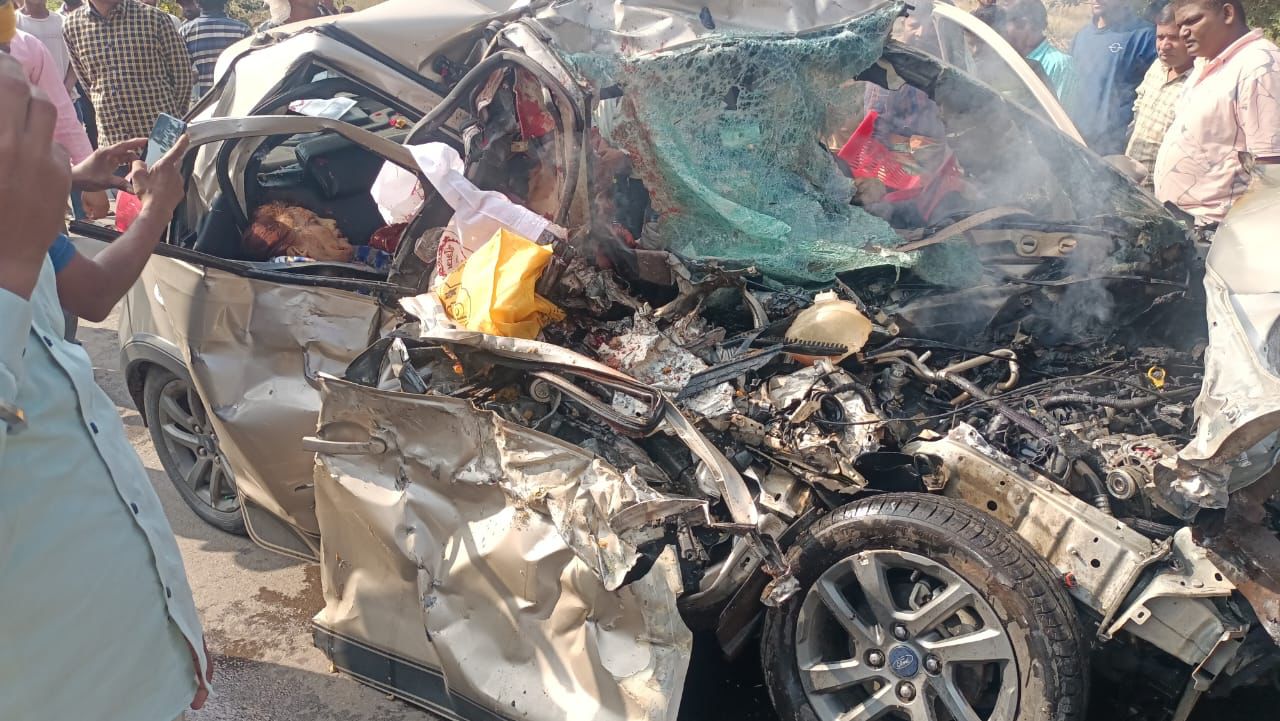 Photo of तेज रफ्तार ट्रक के कार में टक्कर मारने से दूल्हा दुल्हन समेत पांच की मौत