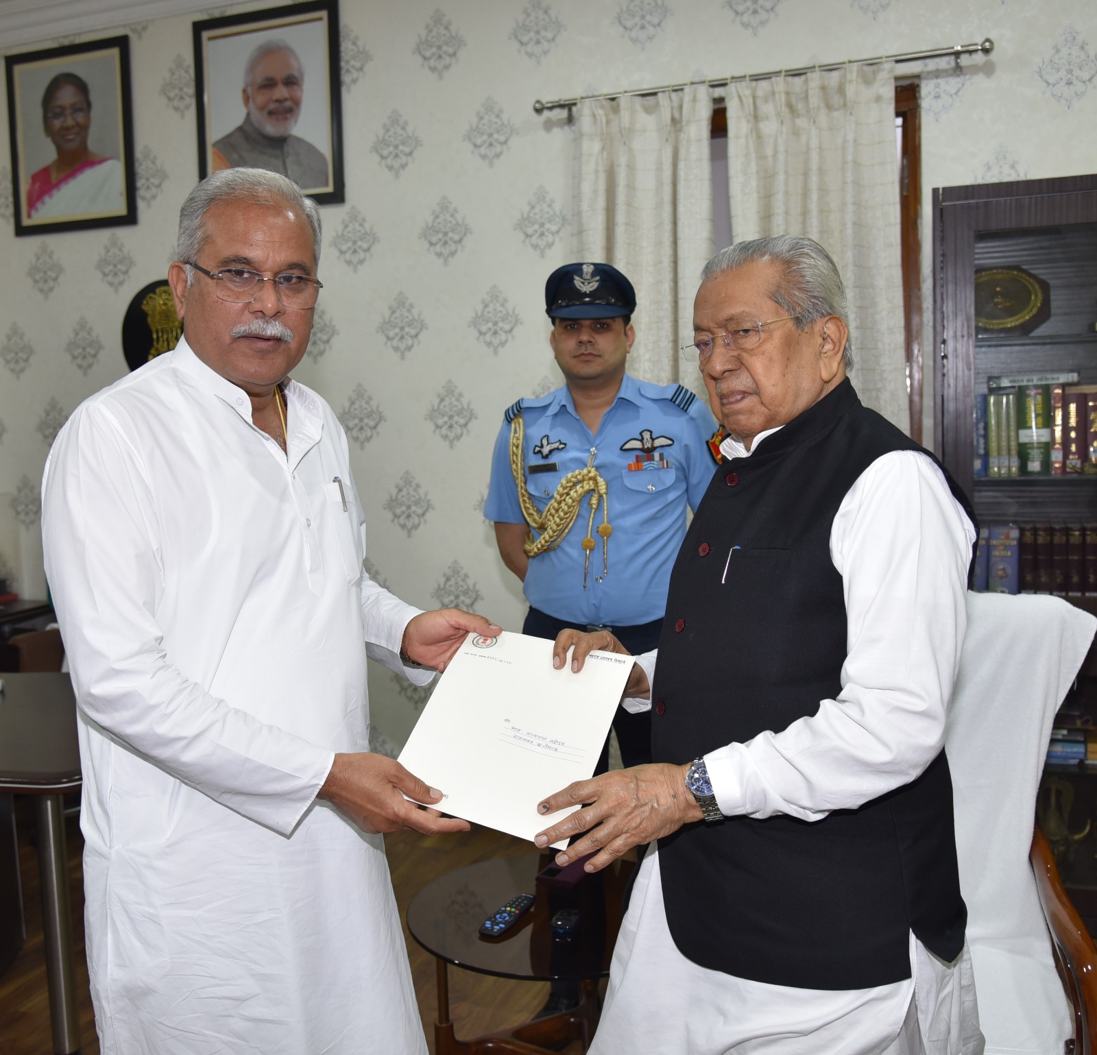 Photo of  भूपेश ने राज्यपाल को अपनी सरकार का सौंपा इस्तीफा