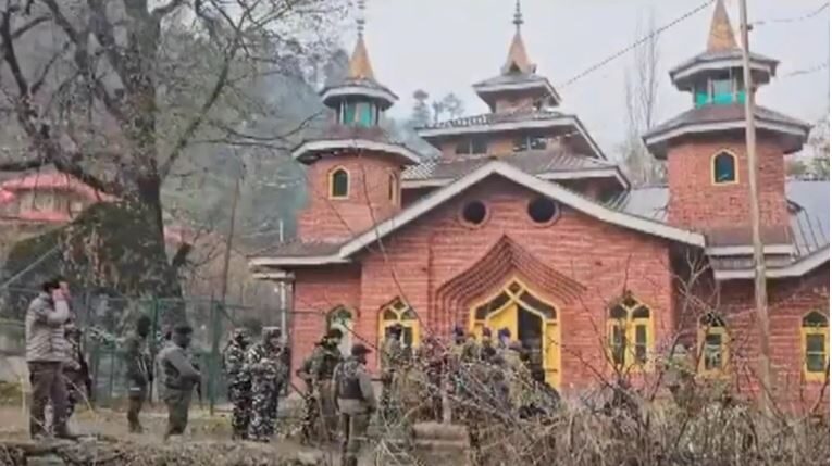 Photo of आतंकवादियों ने रिटायर्ड SSP की गोली मारकर ली जान