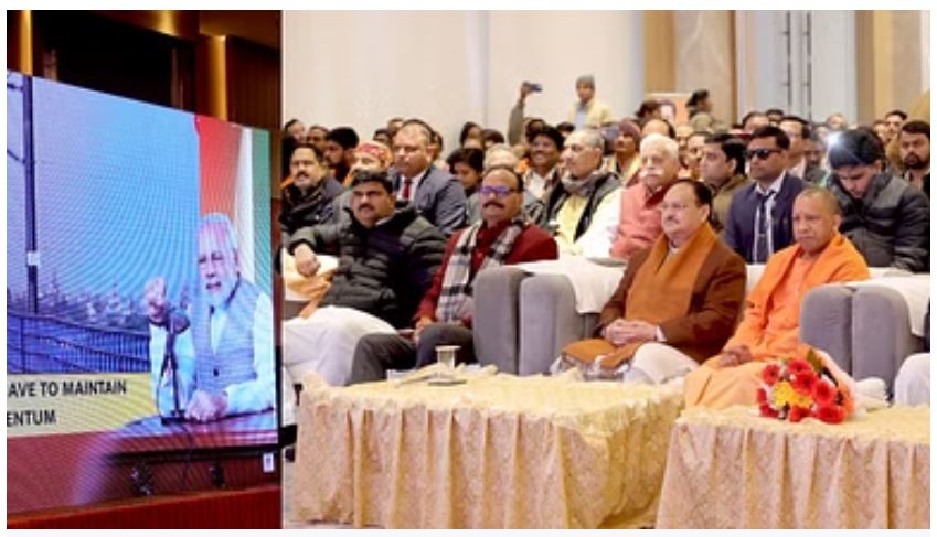 Photo of जेपी नड्डा के साथ योगी ने सुनी मोदी के मन की बात